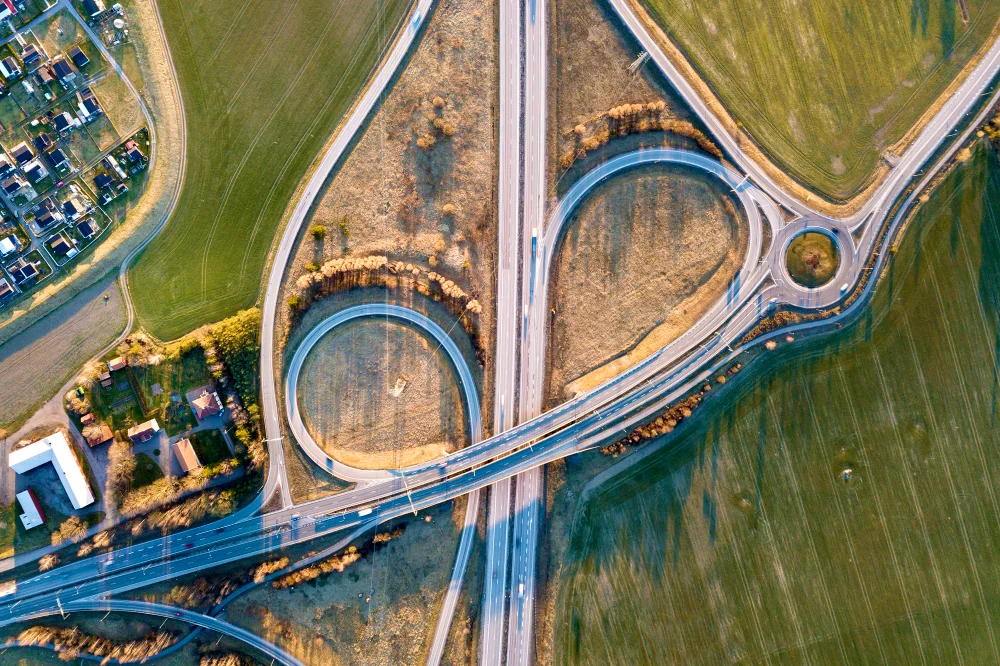 Vista aerea di infrastruttura stradale, simbolo degli appalti infrastrutturali di Santangelo Costruzioni